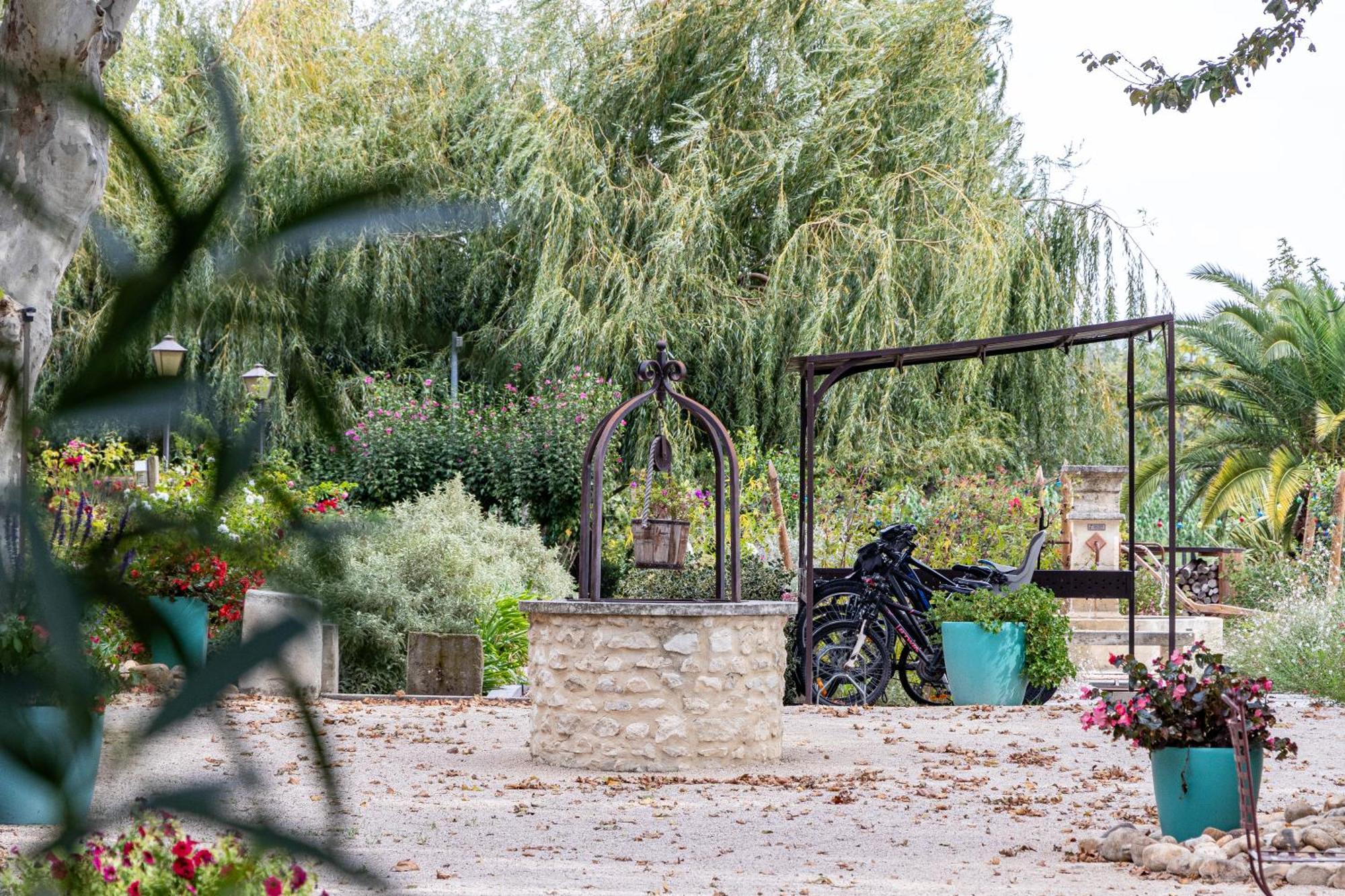Mas Le 7 Bed & Breakfast Saint-Andiol Exterior photo